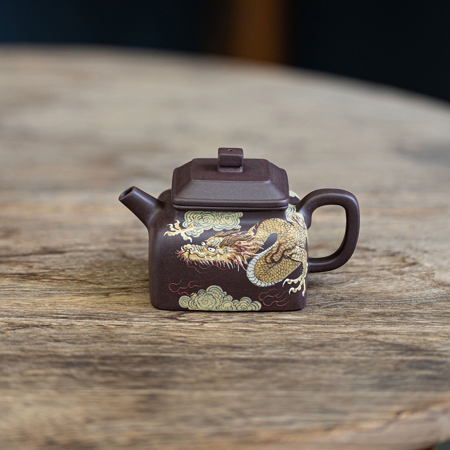 Si fang De zhong（dragon painting) Yixing teapot  160ml