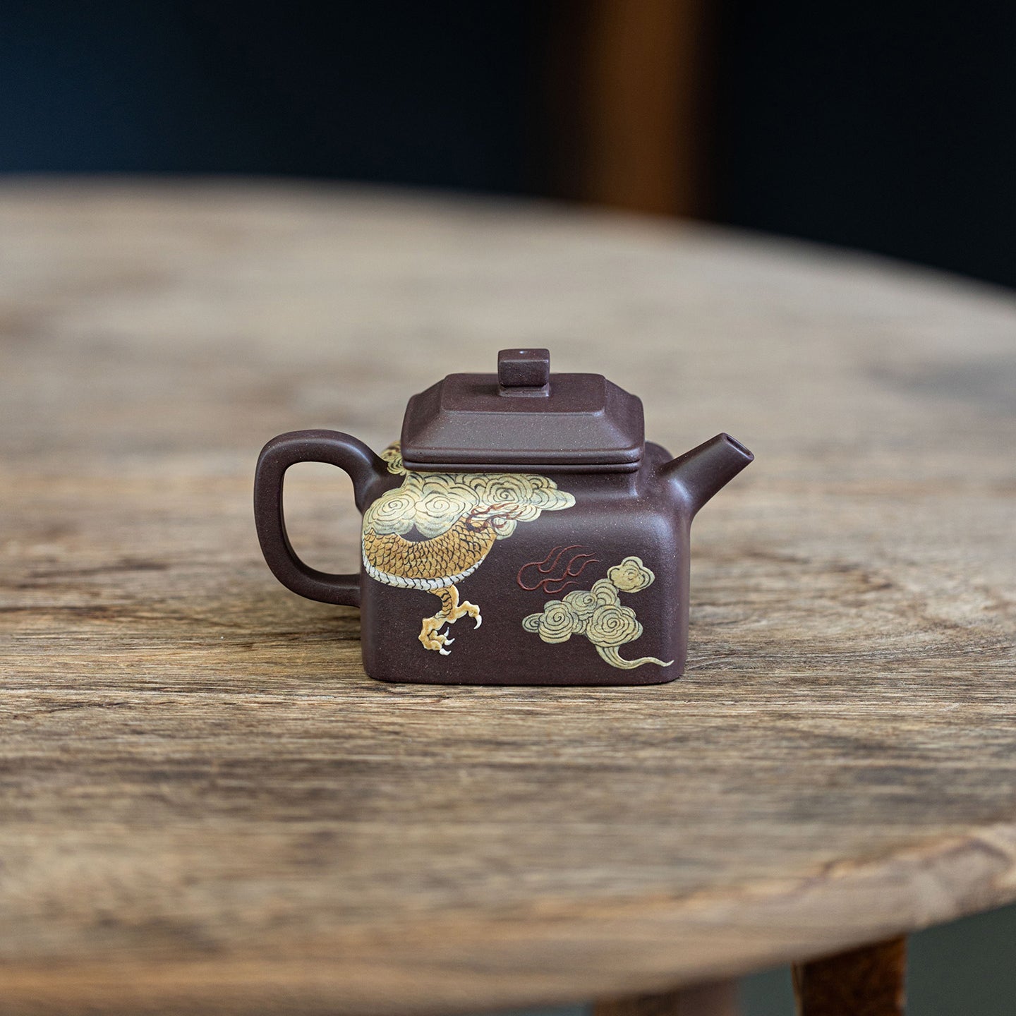 Si fang De zhong（dragon painting) Yixing teapot  160ml